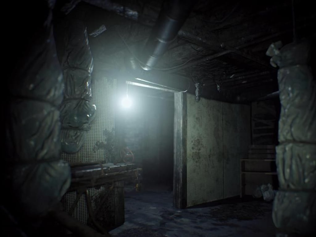 Durch die Ego-Perspektive sollen Spieler von «Resident Evil 7 Biohazard» tiefer ins Geschehen eintauchen können. Etwa, wenn Bewegungen nur aus dem Augenwinkel zu erkennen sind. Foto: Capcom