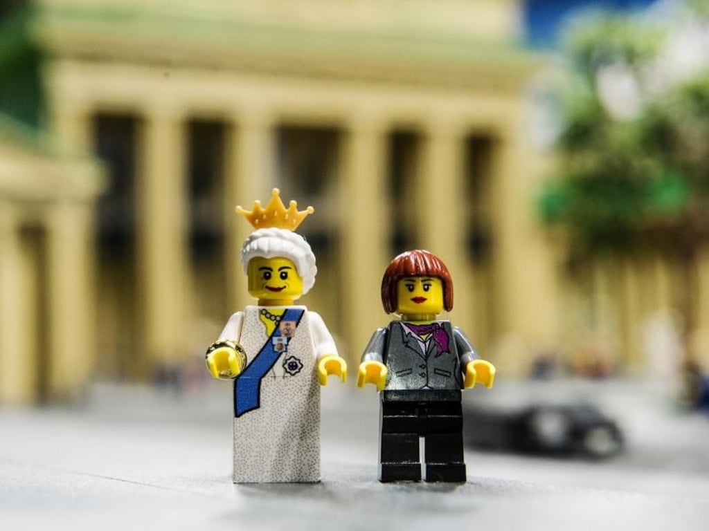 Die Britische Queen und Bundeskanzlerin Angela Merkel als Legofiguren vor dem Brandenburger Tor. Foto: Paul Zinken
