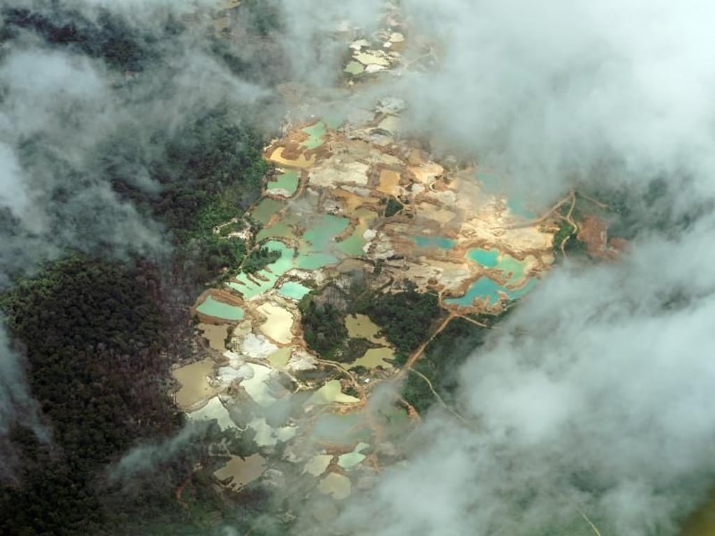 Illegaler Goldabbau, fotografiert aus der Luft. Eingesetzt wird Quecksilber, was die Gewässer Surinames an vielen Stellen verseucht. Foto: Steven Hille