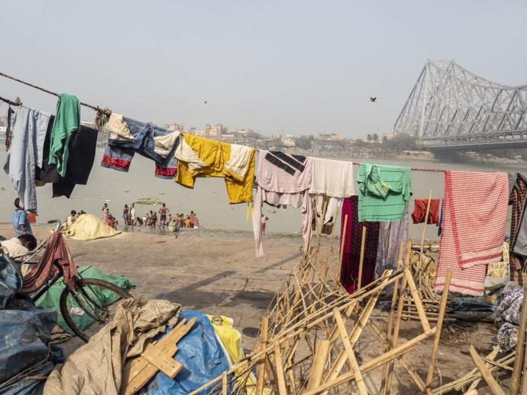 Am Mündungsarm des Hugli führt die belebte Howrah Bridge über den Fluss. Foto: Andreas Drouve