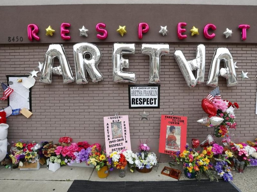 In Gedenken an Aretha Franklin: Blumen, Luftballons und Karten vor der New Bethel Baptist Church in Detroit. Foto: Paul Sancya