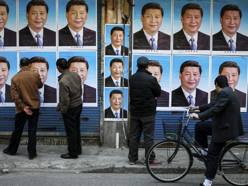 Xi Jinping ist überall: Ein Gebäude ist mit zahlreichen Postern des chinesischen Präsidenten Xi Jinping gepflastert. Foto: CHINATOPIX