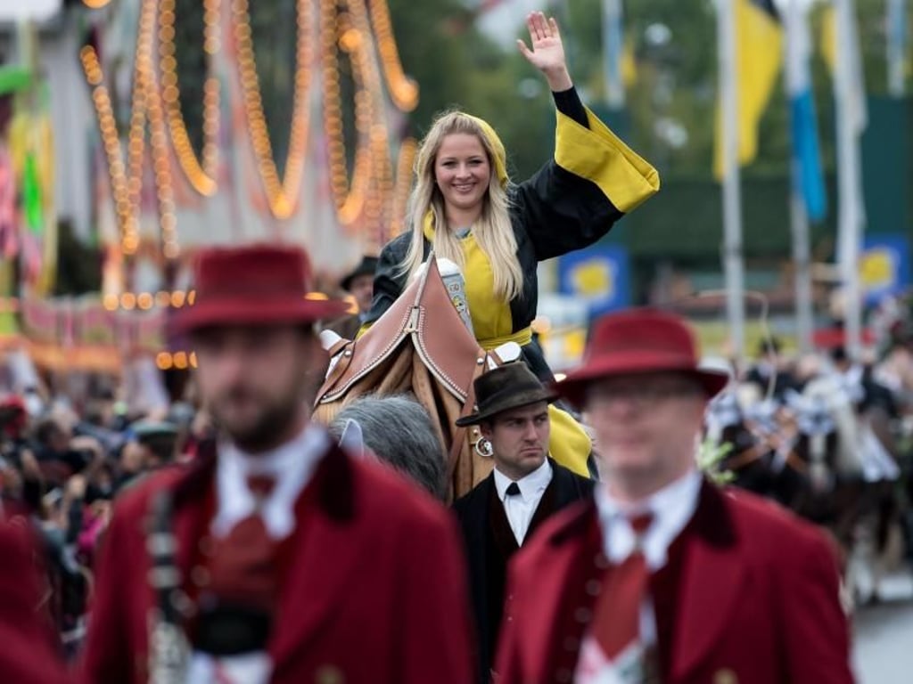 Das Münchner Kindl Viktoria Ostler ist beim Einzug der Festwirte ebenfalls dabei. Foto: Sven Hoppe