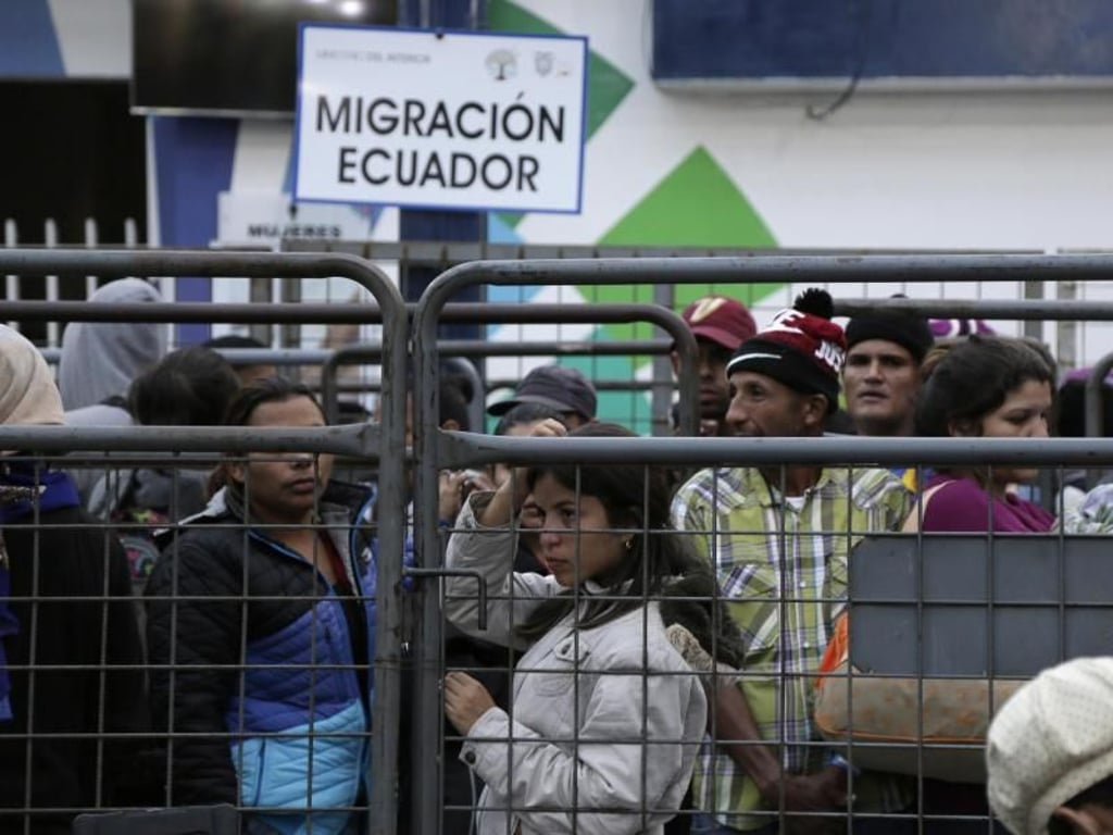 Wartende Venezolaner nach dem Überschreiten der Grenze von Kolumbien nach Ecuador. Foto: Dolores Ochoa/AP