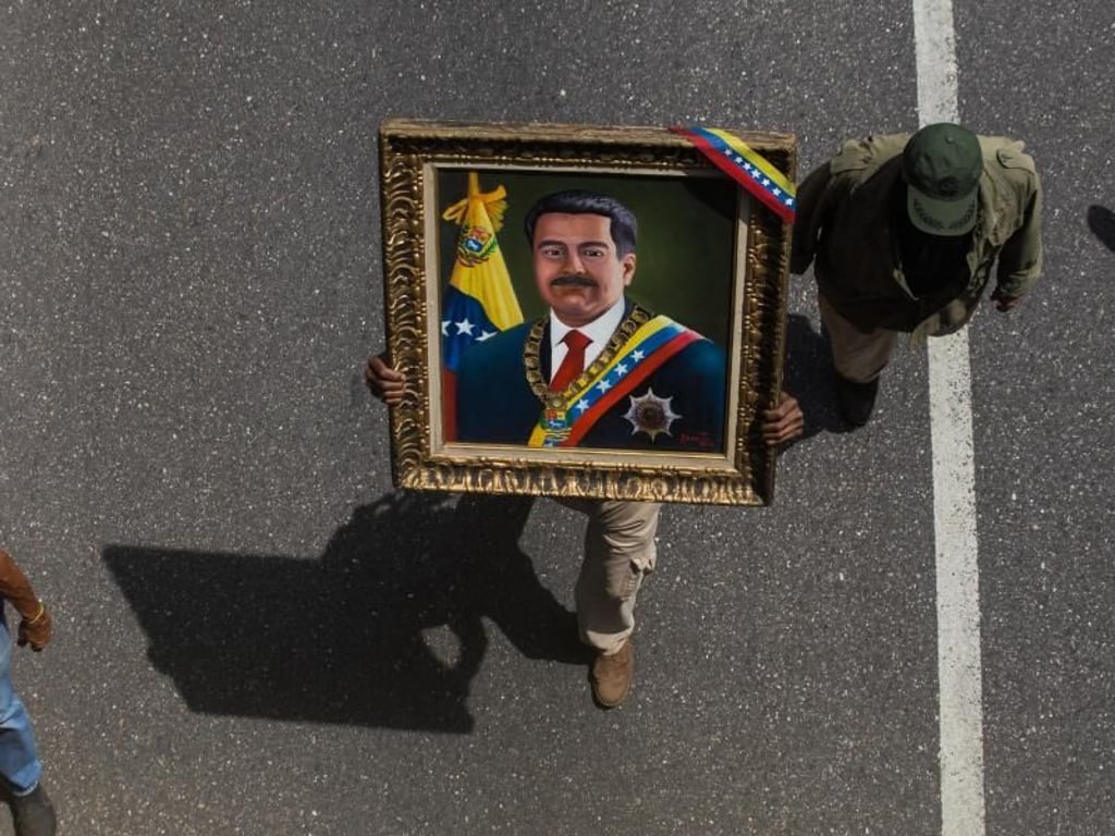 Machkampf in Venezuelas: Staatschef Nicolás Maduro wird von vielen seiner Landsleute weiterhin verehrt. Während einer Kundgebung in Caracas zeigt ein Demonstrant seine Sympathie für den Präsidenten. Foto: Ruben Sevilla Brand