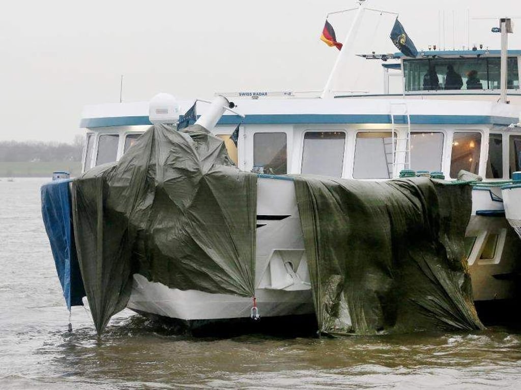 Experten der Schiffsuntersuchungskommission des Wasserstraßen- und Schifffahrtsamts ermitteln den genauen Hergang der Havarie. Foto: Roland Weihrauch