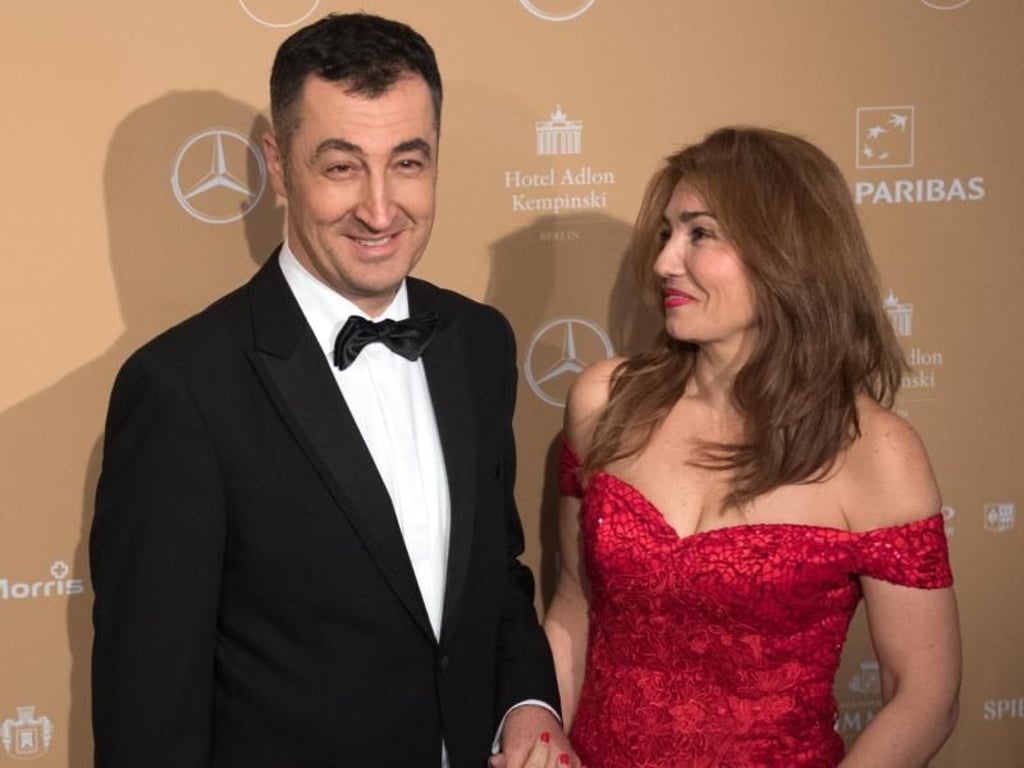 Cem Özdemir und seine Frau Pia Maria Castro kamen auch ins Adlon. Foto: Ralf Hirschberger