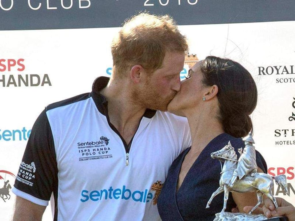 Prinz Harry und Herzogin Meghan küssen sich beim Sentebale ISPS Handa Polo Cup in Windsor. Foto: Steve Parsons