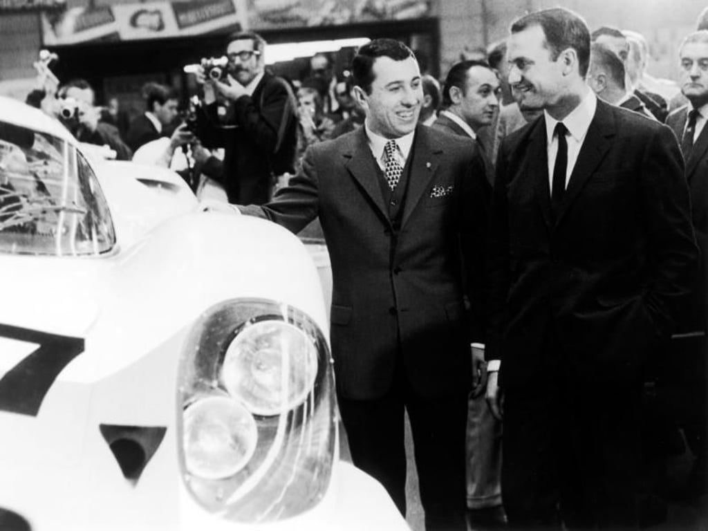 Entwicklerstolz: Der für den 917 verantwortliche Ingenieur, Porsche-Enkel und spätere VW-Chef Ferdinand Piëch (rechts) betrachtet auf dem Genfer Autosalon 1969 sein rennfertiges Werk. Foto: Porsche AG