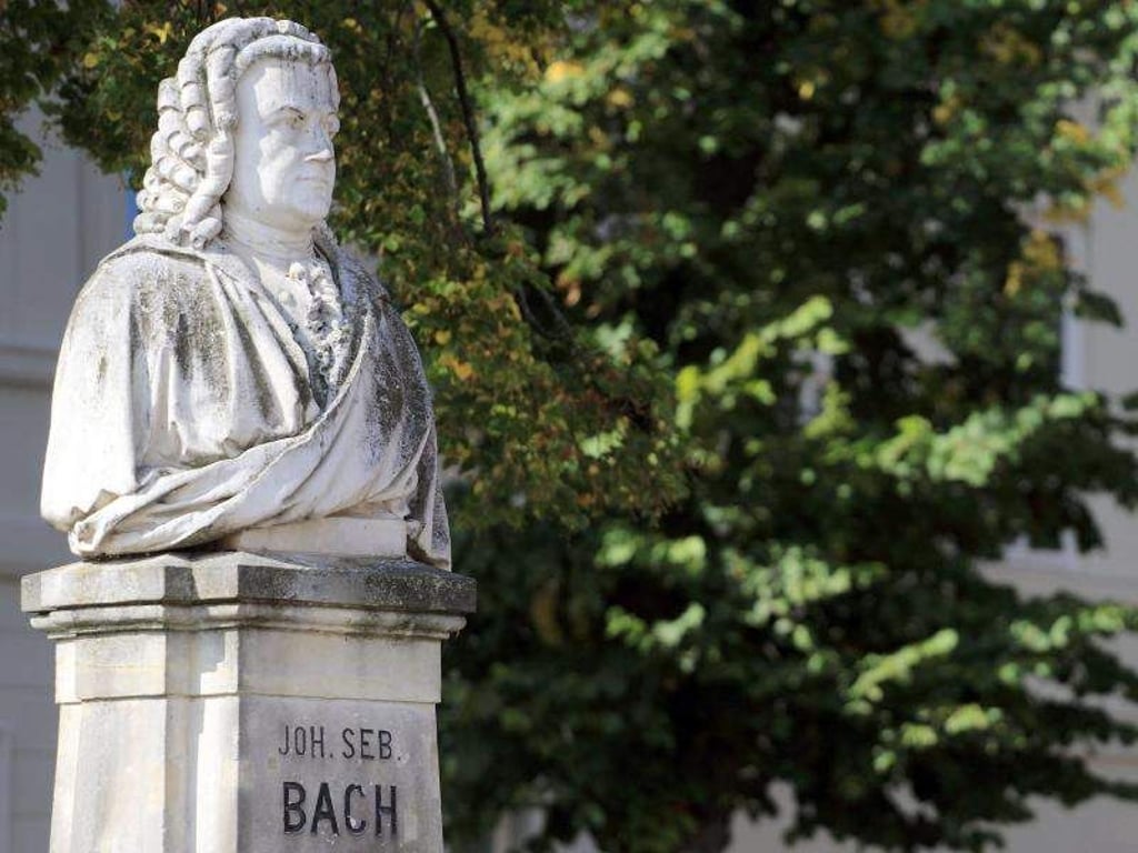 Das Denkmal des Komponisten Johann Sebastian Bach (1685-1750), aufgenommen auf dem Bachplatz in Köthen. Foto: Jens Wolf/Archiv