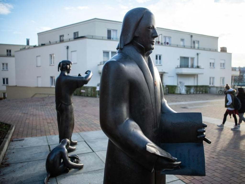 Statuen von Wilhelm von Humboldt und seinem Bruder Alexander von Humboldt, angefertigt vom Bildhauer Detlef Kraft, in Berlin-Tegel. Foto: Arne Immanuel Bänsch