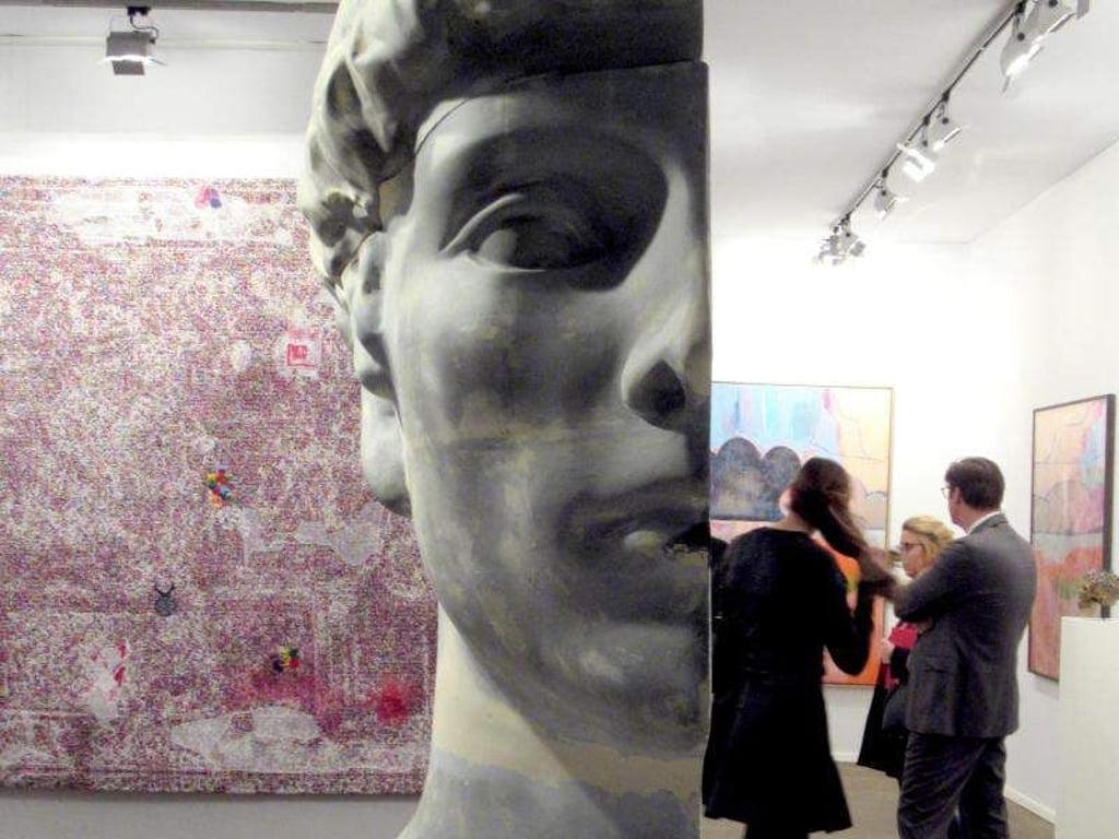 Blick in die Galerie Meessen de Clercq mit der Skulptur «Dechet indexe - Forgotten» von Benoit Maire. Sie ist Teil der Kunstmesse Brafa, die zum 64. Mal stattfindet und zu den ältesten Kunst- und Antiquitätenmessen gehört. Dieses Jahr sind gleich 16 Aussteller neu mit dabei. Foto: Sabine Glaubitz