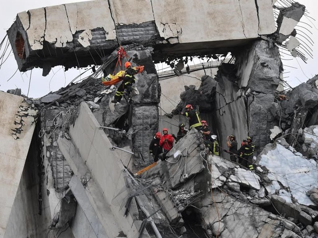 Wie von einer Riesenfaust zerstört: Feuerwehrleute bergen einen Verletzten. Foto: Luca Zennaro/ANSA/AP