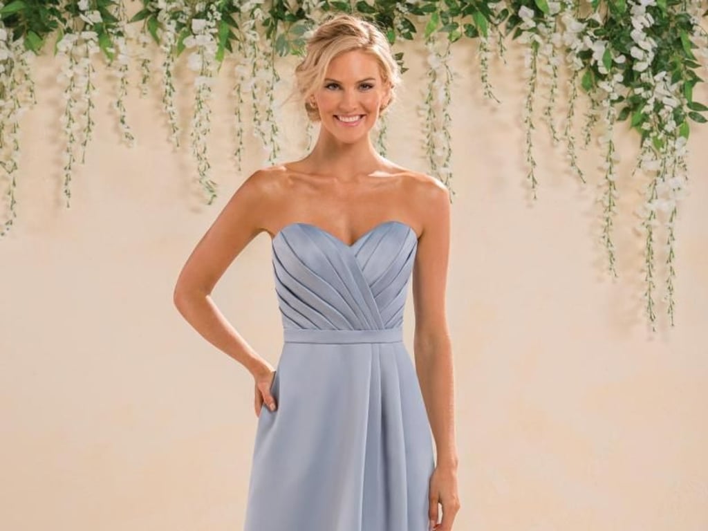 Für den großen Tag darf es richtig festlich sein - zum Beispiel mit diesem Kleid von Jasmine (Preis auf Anfrage). Foto: Jasmine