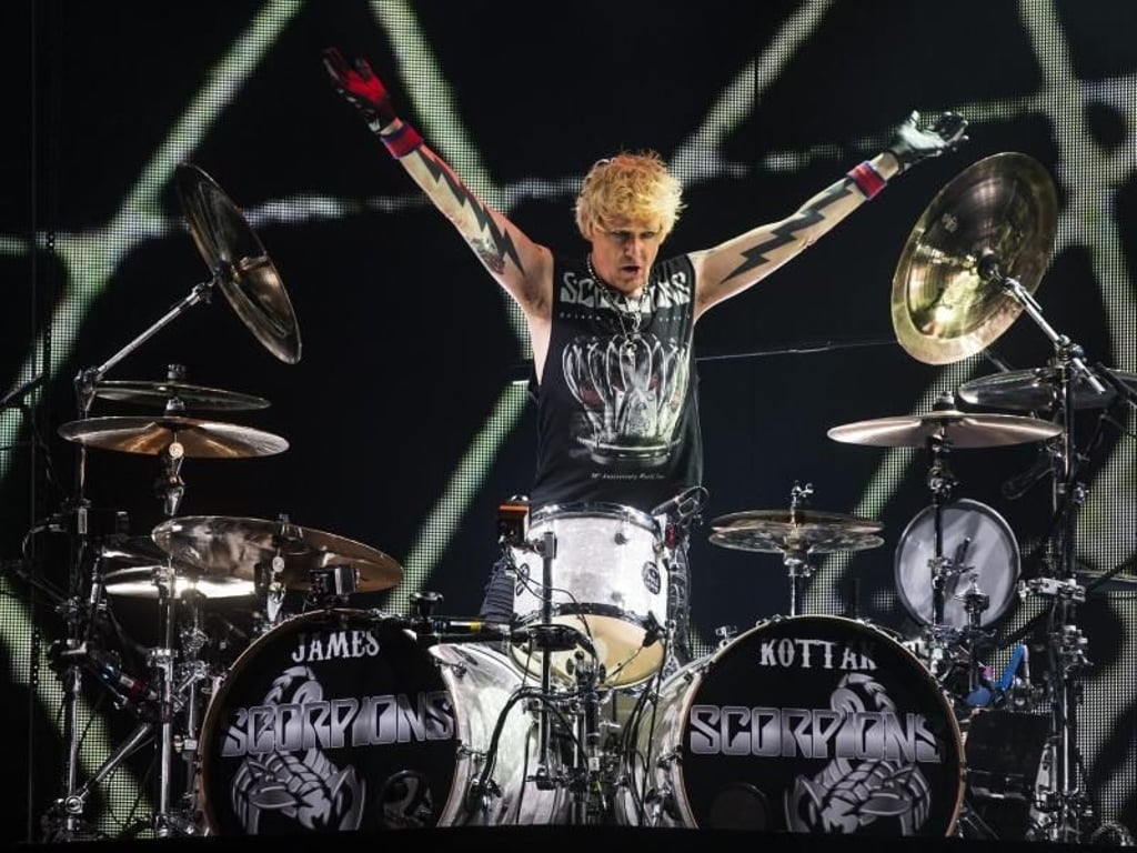 Scorpions-Schlagzeuger James Kottak beim Konzert in Paris. Foto: Etienne Laurent