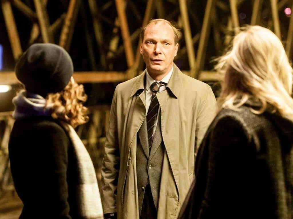 Kommissarinnen Karin Gorniak (Karin Hanczewski) und Henni Sieland (Alwara Höfels) gucken Kommissar Peter Michael Schnabel (Martin Brambach) fragend an. Foto: MDR/Gordon Mühle