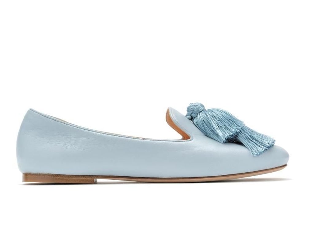 Slipper und ihre Varianten sind nicht nur modisch, sie sind auch pragmatisch und bequem. Dieses Modell von Unützer setzt auf einen Pastellton und schmückende Quasten (ca. 400 Euro). Foto: Unützer
