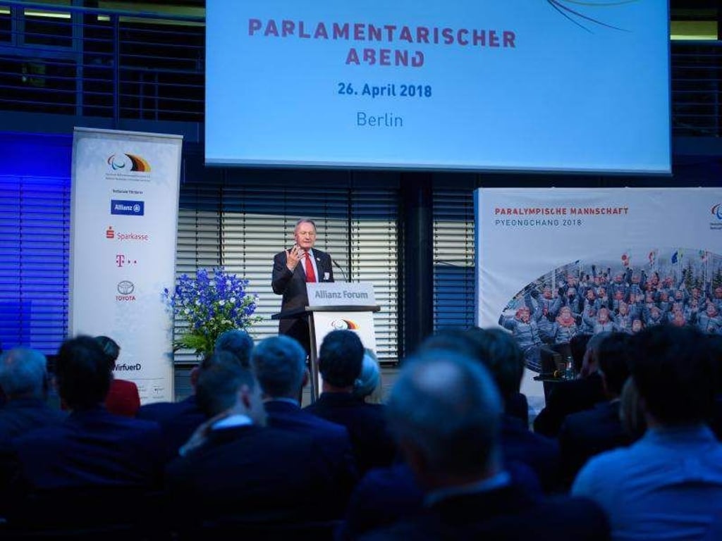 Friedhelm Julius Beucher, der Präsident des Deutschen Behindertensportverbandes, spricht während des parlamentarischen Abends zu den Gästen. Foto: Gregor Fischer