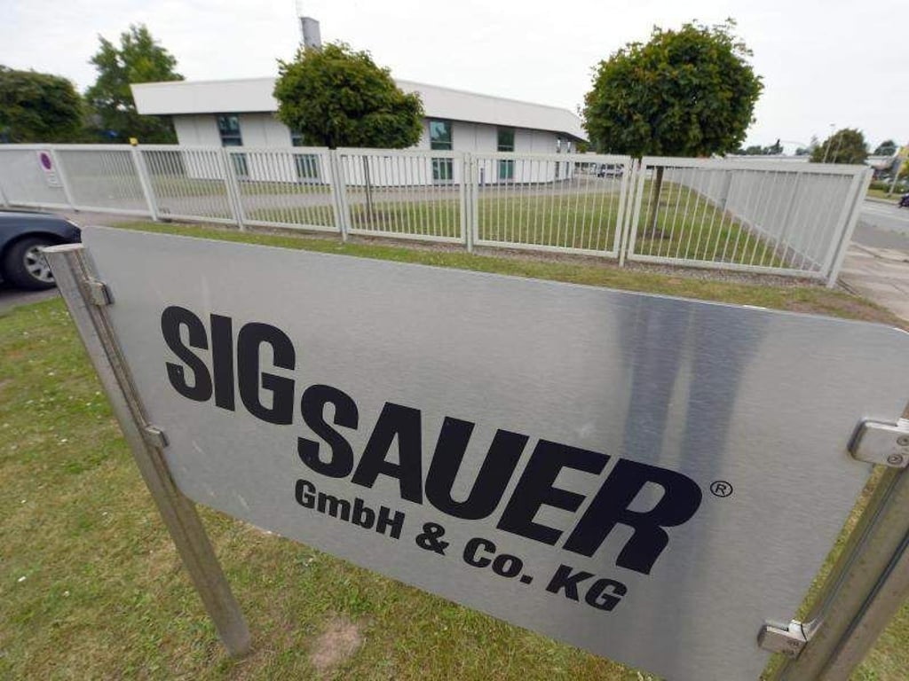 Der Eingang zur Zentrale der Waffenfirma Sig Sauer in Eckernförde. Foto: Carsten Rehder