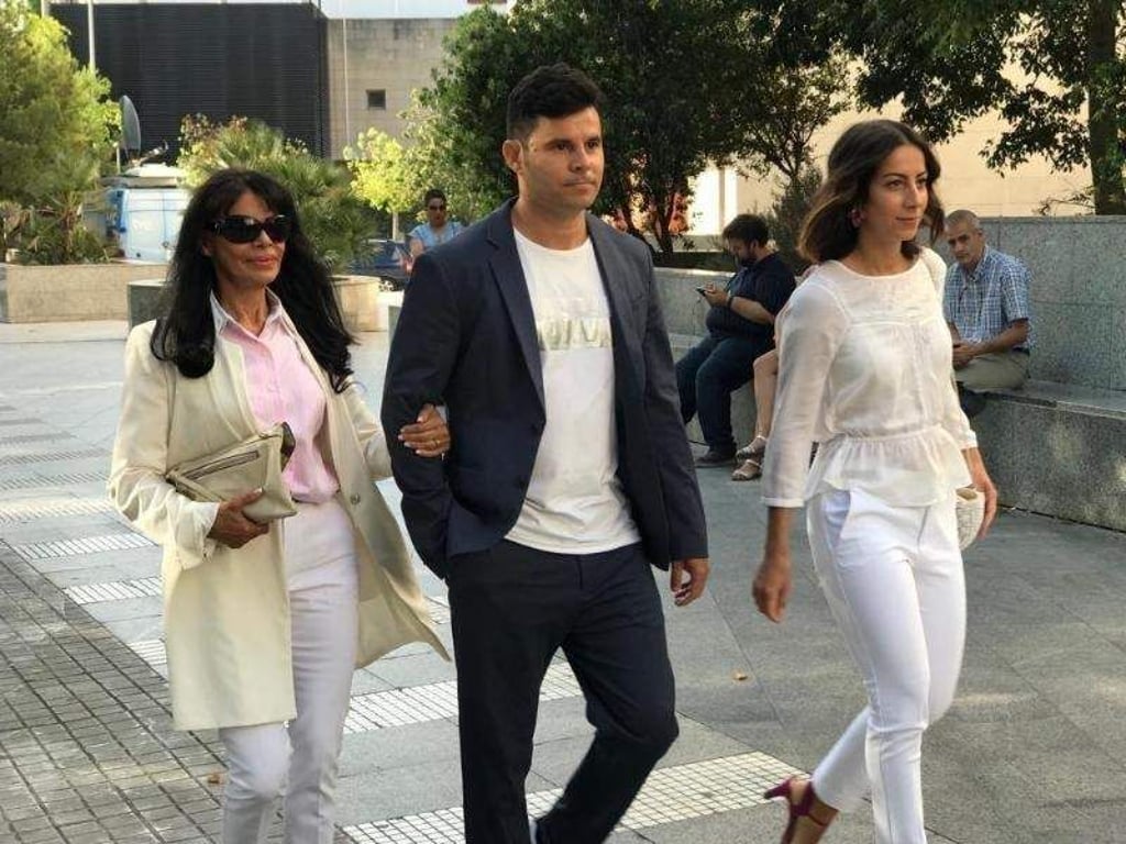 Javier Sánchez Santos mit seiner Mutter Maria Edite (l) auf dem Weg zum Gericht. Foto: Europapress