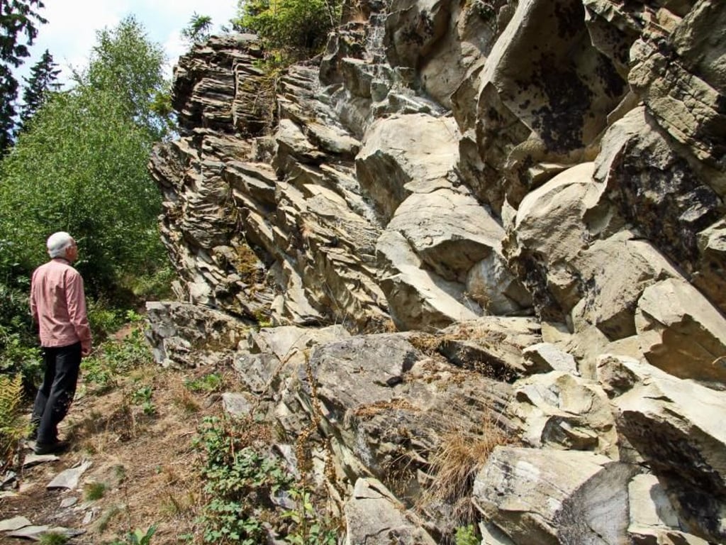 Raue Felsklippen erwarten Wanderer, die auf dem Schieferpfad unterwegs sind, hier am Berg Fredlar. Foto: Bernd F. Meier
