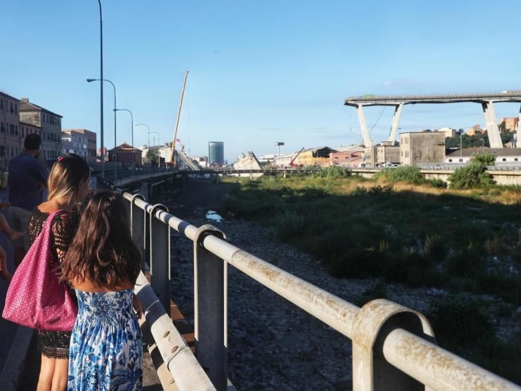 Der Tag danach: Passanten blicken auf die eingestürzte Autobahnbrücke. Foto: Zheng Huansong/XinHua