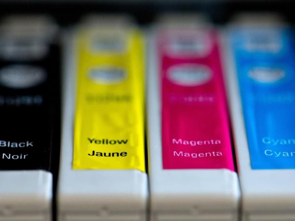 Die für den Farbdruck wichtigen drei Grundfarben Gelb, Magenta und Cyan. Manche Drucker haben neben dem normalen Schwarz auch noch eine Extrapatrone mit einem sogenannten Fotoschwarz. Foto: Andrea Warnecke