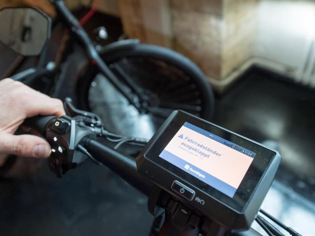 Moderne E-Bikes zeigen auf Displays Funktionen an, manche verfügen beispielsweise auch über ein Navigationsgerät. Foto: Inga Kjer