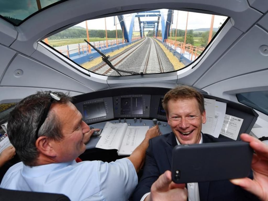 Begeistert: Bahn-Vorstandschef Richard Lutz (r.) während der Testfahrt mit dem ICE-Sprinter auf der Neubaustrecke Erfurt-Bamberg. Foto: Martin Schutt