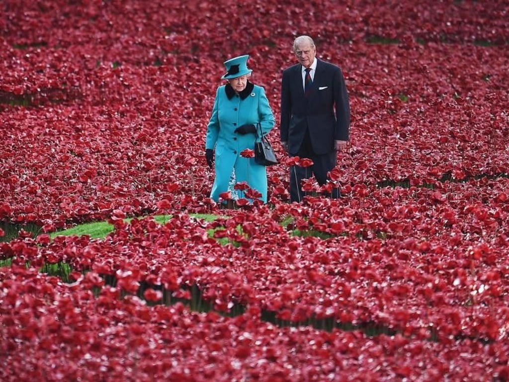 Erinnerung an die Toten des Ersten Weltkriegs: Das royale Paar in einem Feld aus Keramik-Mohnblumen am Londoner Tower. Foto: Andy Rain