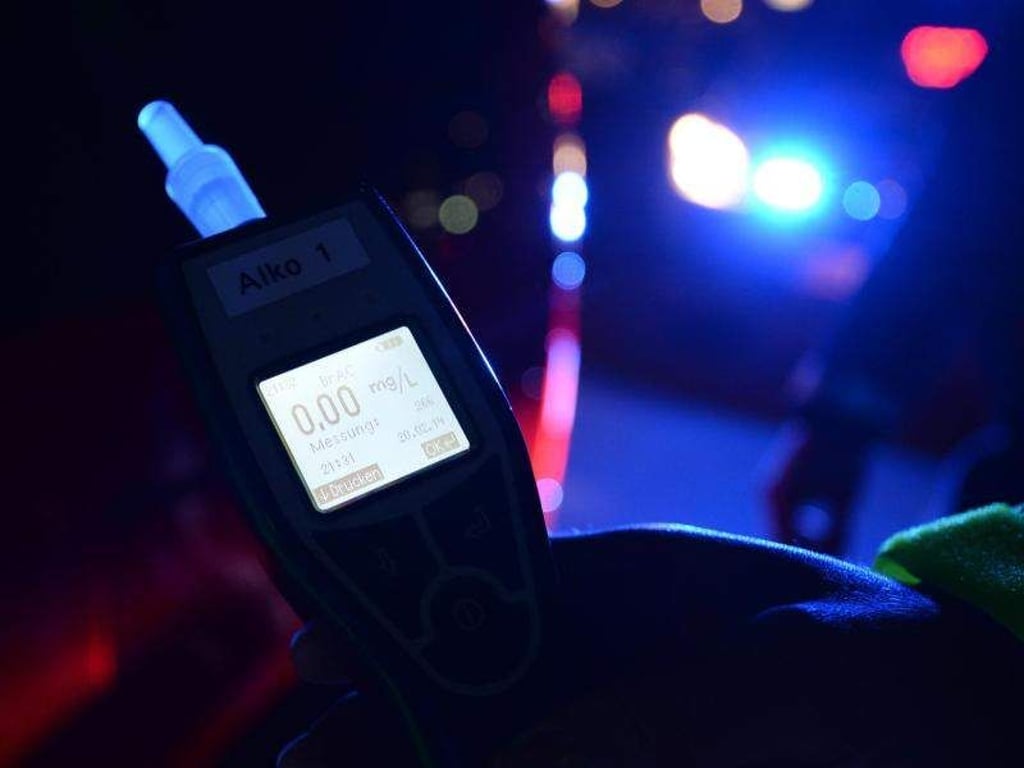 Ein Alkoholmessgerät der Polizei zeigt 0,0 Promille an. Foto: Patrick Seeger/Archiv