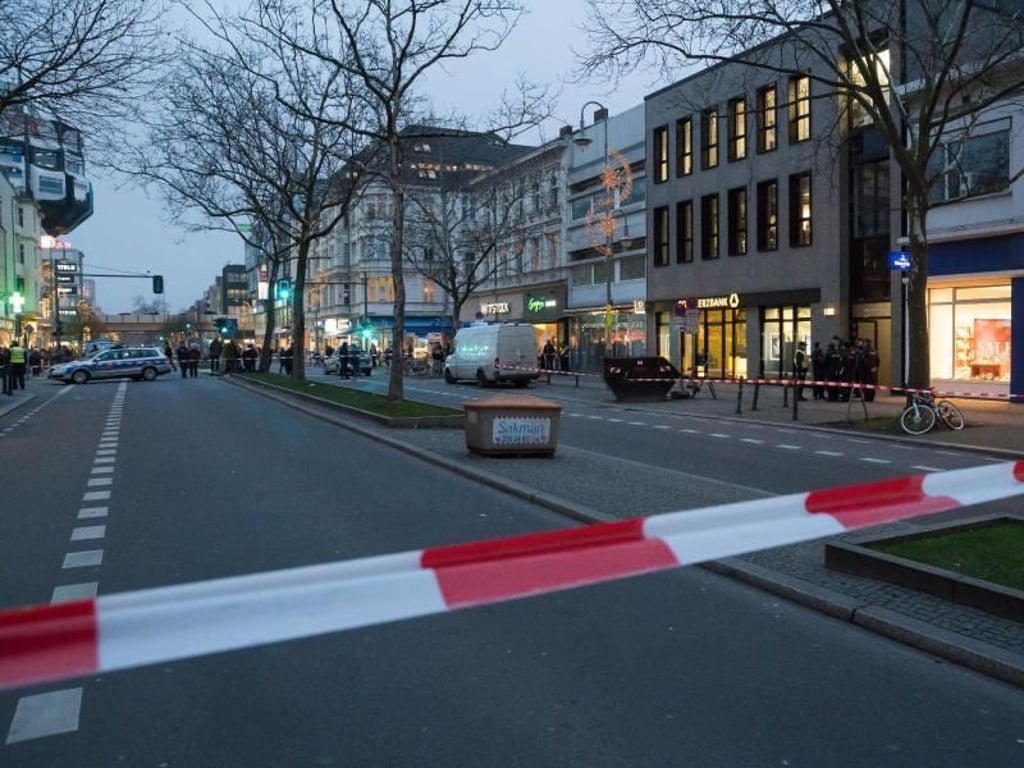 Eine Absperrung der Polizei vor der Bankfiliale in Berlin-Steglitz. Foto: Georg Moritz