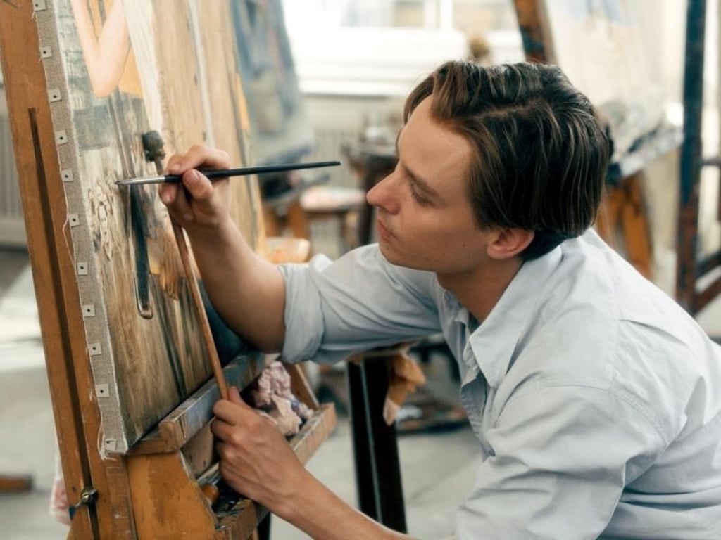 Tom Schilling spielt in «Werk ohne Autor» den Künstler Kurt Barnert. Foto: Disney