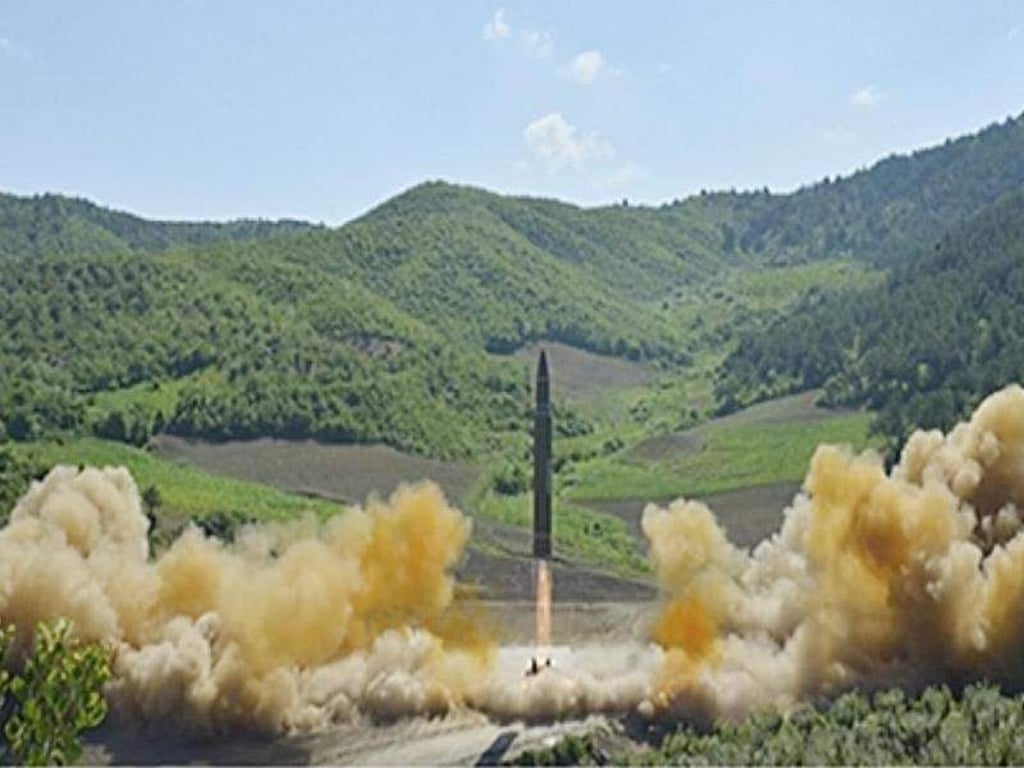 Das Standbild eines Videos des nordkoreanischen Fernsehsender KRT soll den Start einer Interkontinentalrakete vom Typ Hwasong-14 zeigen. Foto: KRT