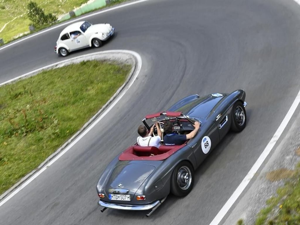 Genuss unter Gleichgesinnten: Auf Veranstaltungen wie der Silvretta Classic teilen Oldtimer-Freunde ihr Hobby. Foto: BMW Group Classic
