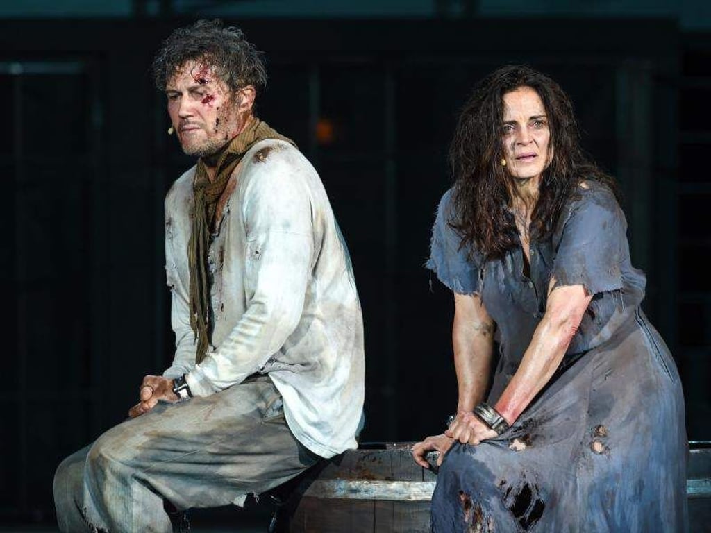 Christian Nickel als John Proctor und Elisabeth Lanz als seine Frau Elisabeth in einer Szene des Stücks «Hexenjagd». Foto: Uwe Zucchi