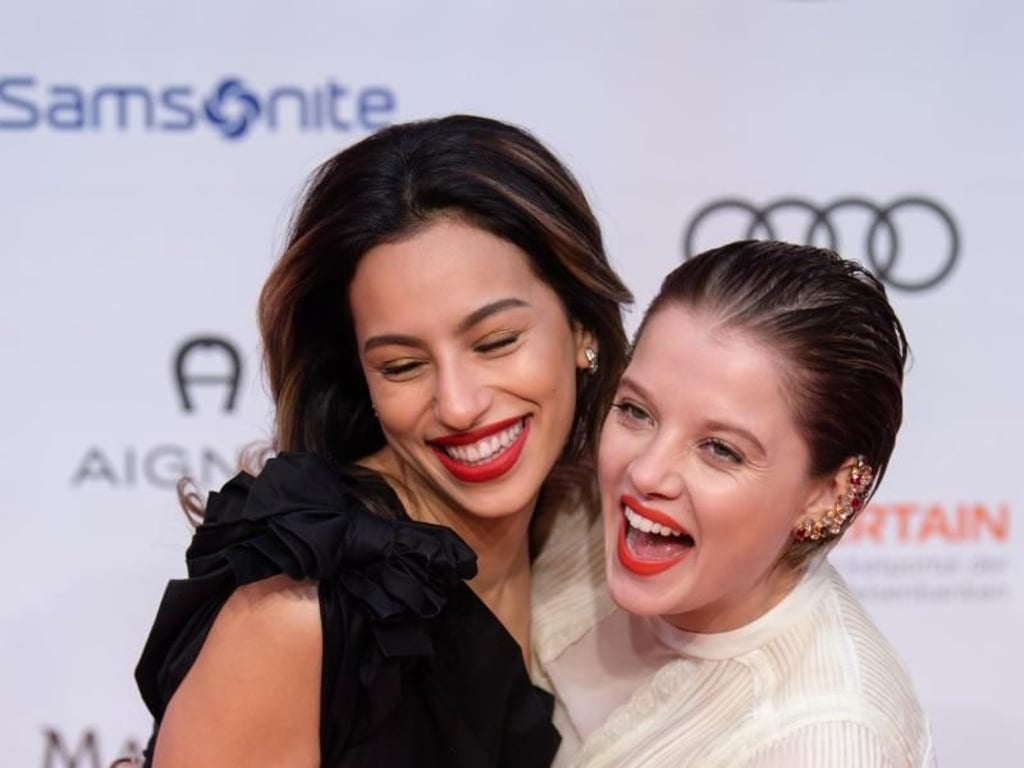 Die Schauspielerinnen Gizem Emre (l) und Jella Haase beim Deutschen Filmball in München. Foto: Matthias Balk