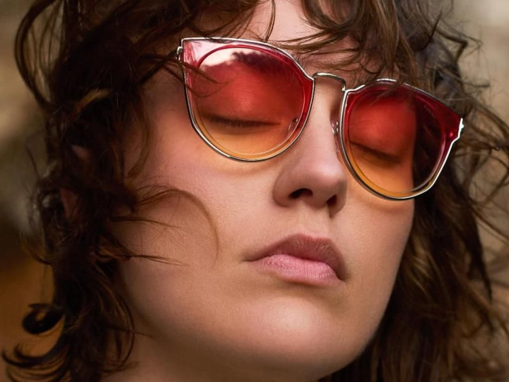 Absolut en vogue und heben die Stimmung: Sonnenbrillen mit großen Gläsern und Farbverlauf - wie bei dem Modell Gabriel Noon von Komono. Foto: Komono