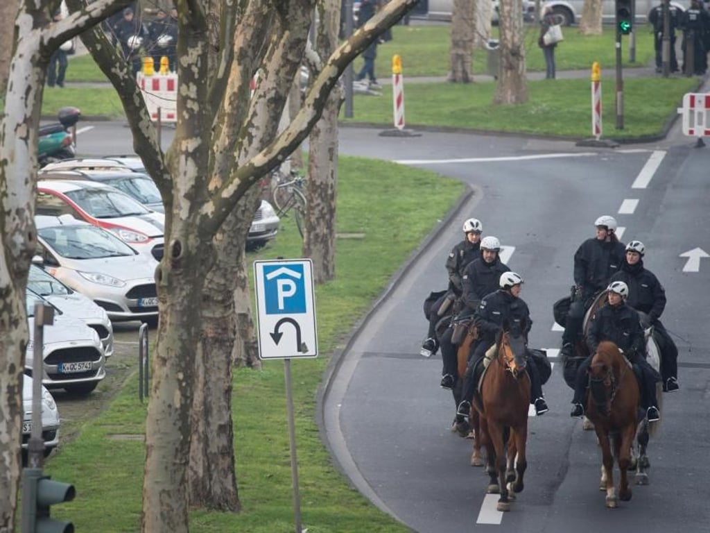Berittene Polizisten bereiten sich in Köln auf den Start der Kurden-Demo gegen die türkische Militäroffensive in Nordsyrien vor. Foto: Rainer Jensen