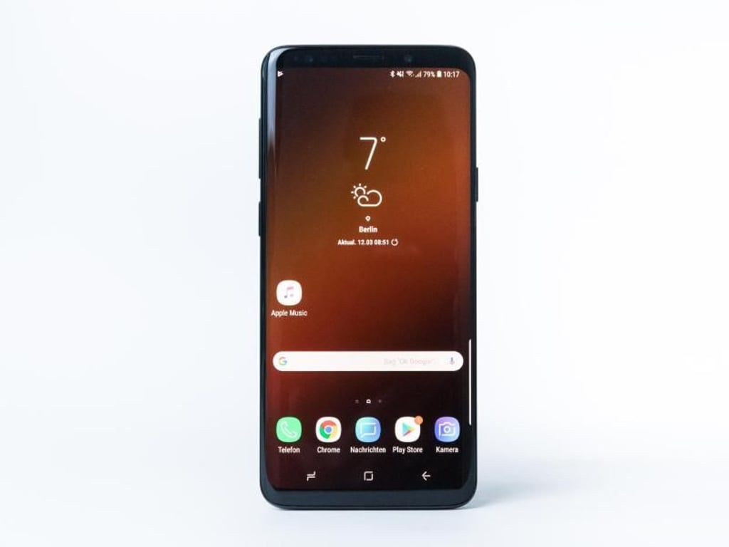 Samsungs Smartphone Galaxy S9 sieht dem Vorgänger S8 zum Verwechseln ähnlich. Im Inneren stecken aber flottere Technik und eine neue Kamera. Foto: Franziska Gabbert