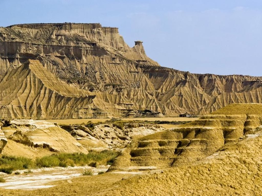 Kein Klischee: Wahrlich bizarre Gesteinsformationen bekommen Urlauber in der Halbwüste Bardenas Reales zu sehen. Foto: Spanisches Fremdenverkehrsamt
