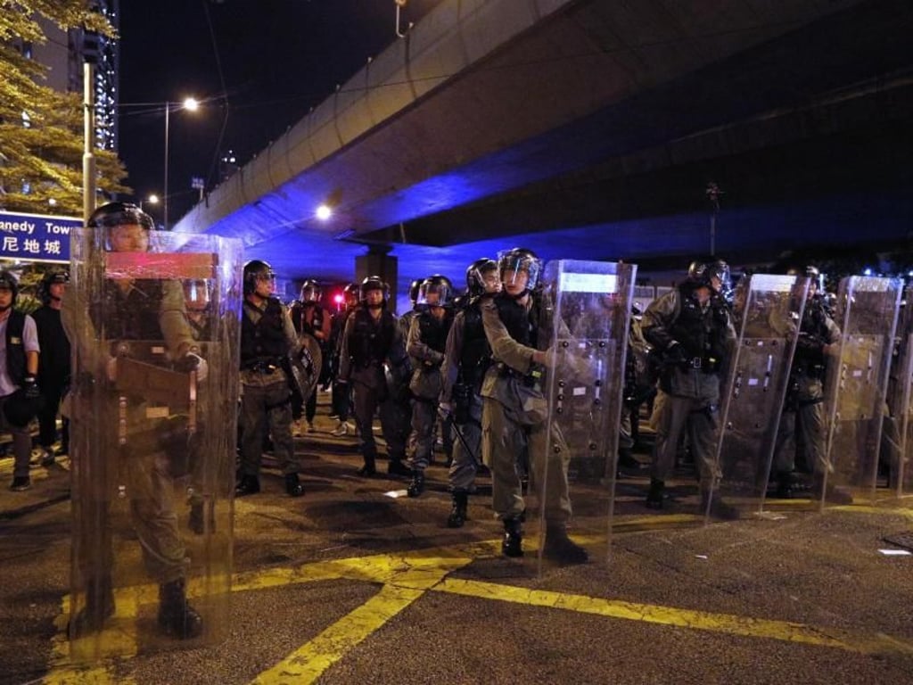 Polizisten bewachen ein chinesisches Regierungsgebäude. Foto: Bobby Yip/AP