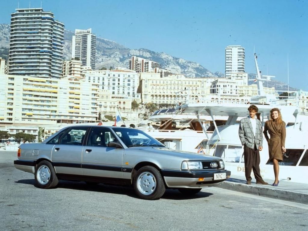 Mondäner Rahmen: Der Audi 200 in ziviler Ausführung mit Yacht und Yuppie-Pärchen. Foto: Unternehmensarchiv der Audi AG