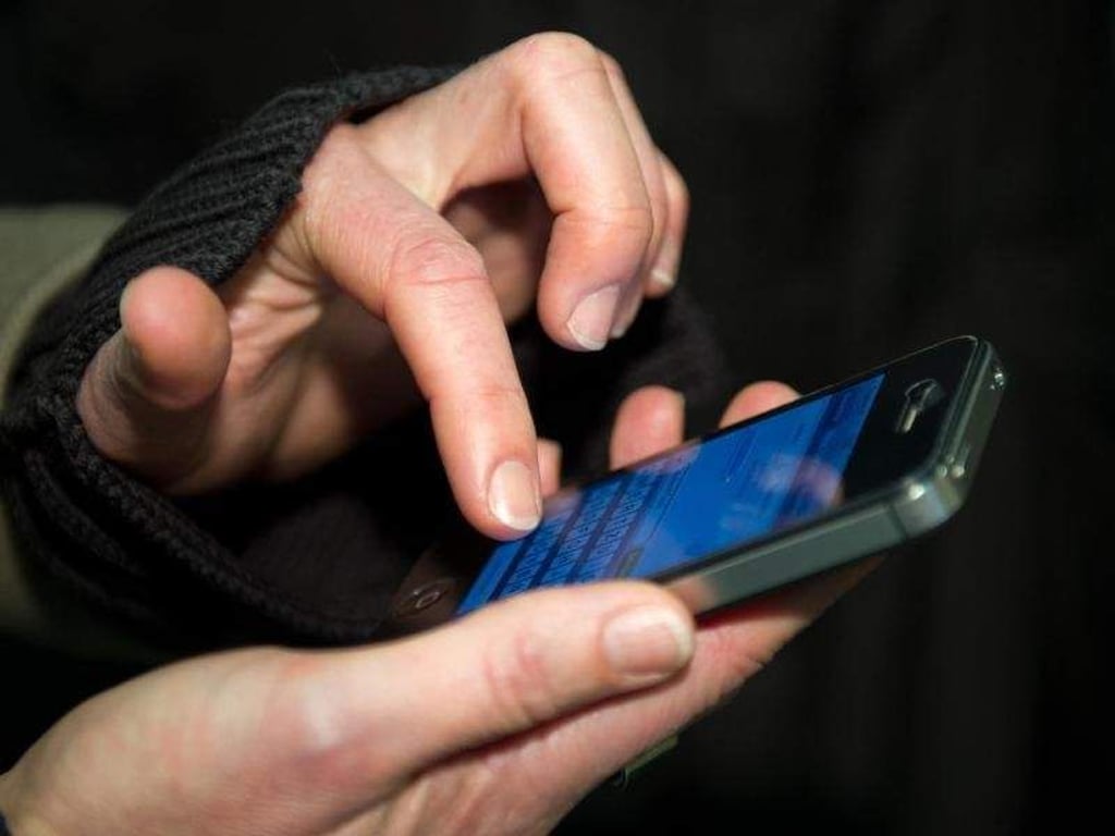 Schnell noch eine Nachricht schreiben. Das Smartphone legen einige selten aus der Handy. Eine Studentin untersuchte die exzessive Nutzung. Sie sagt: «Das Smartphone besitzt einen sehr hohen Suchtcharakter.» Foto: Peter Kneffel