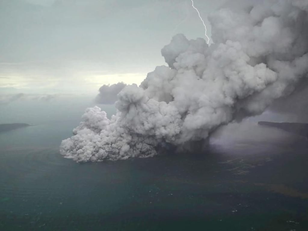 Luftaufnahme des ausbrechenden Vulkans Anak Krakatau in der Sunda-Meerenge. Oben ist auch ein Blitz zu erkennen. Die Eruption samt Unterwasser-Erdrutsch löste einen verheerenden Tsunami an den Küsten der umliegenden Sunda-Meerenge aus. Foto: Nurul Hidayat/Bisnis Indonesia/AP