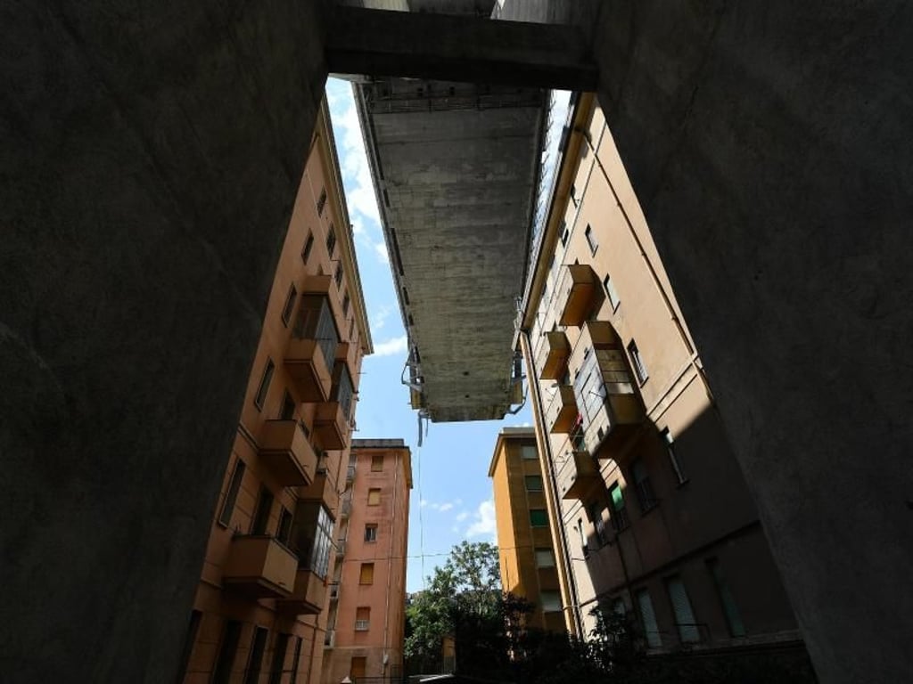 Die Katastrophe von Genua ist ein Kollaps, an dem sich mehr entscheiden dürfte, als nur die Zukunft einer Brücke. Hunderte Familien sind obdachlos, sie können wohl nie wieder in ihre Häuser unter dem Unglücks-Viadukt zurück. Foto: Luca Zennaro/ANSA/AP