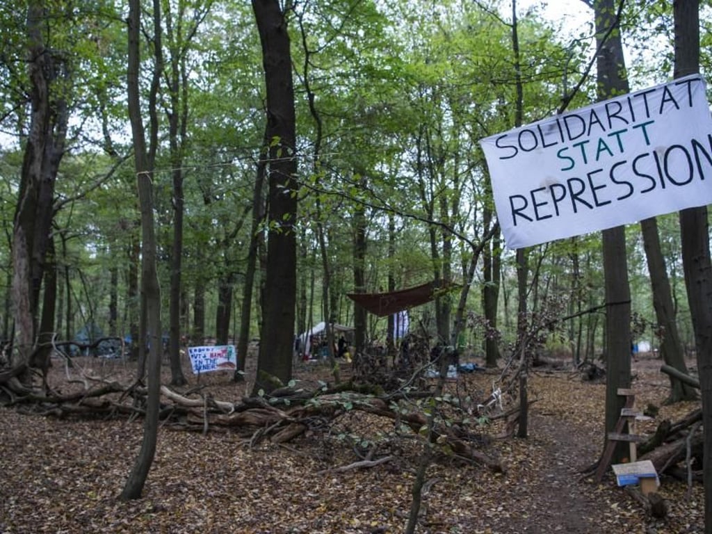 Ein Transparent mit der Aufschrift "Solidarität statt Repression". Foto: Christophe Gateau
