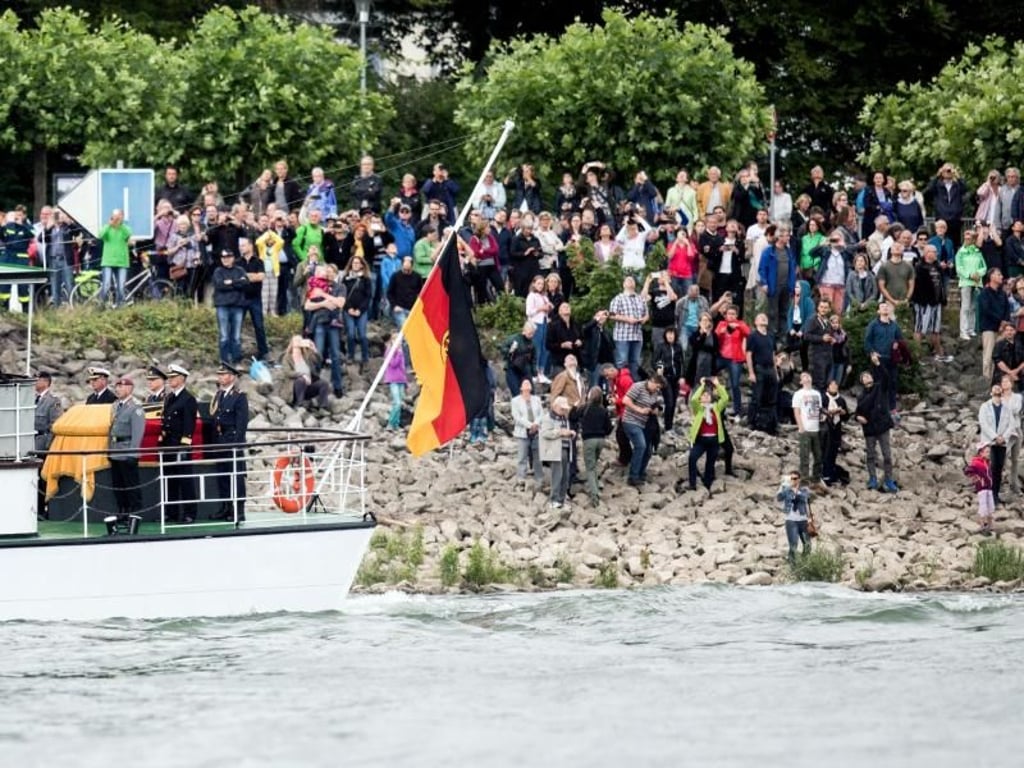 Die MS Mainz liegt nach ihrer Ankunft in Speyer am Rheinufer vor dem Dom. Foto: Marcel Kusch