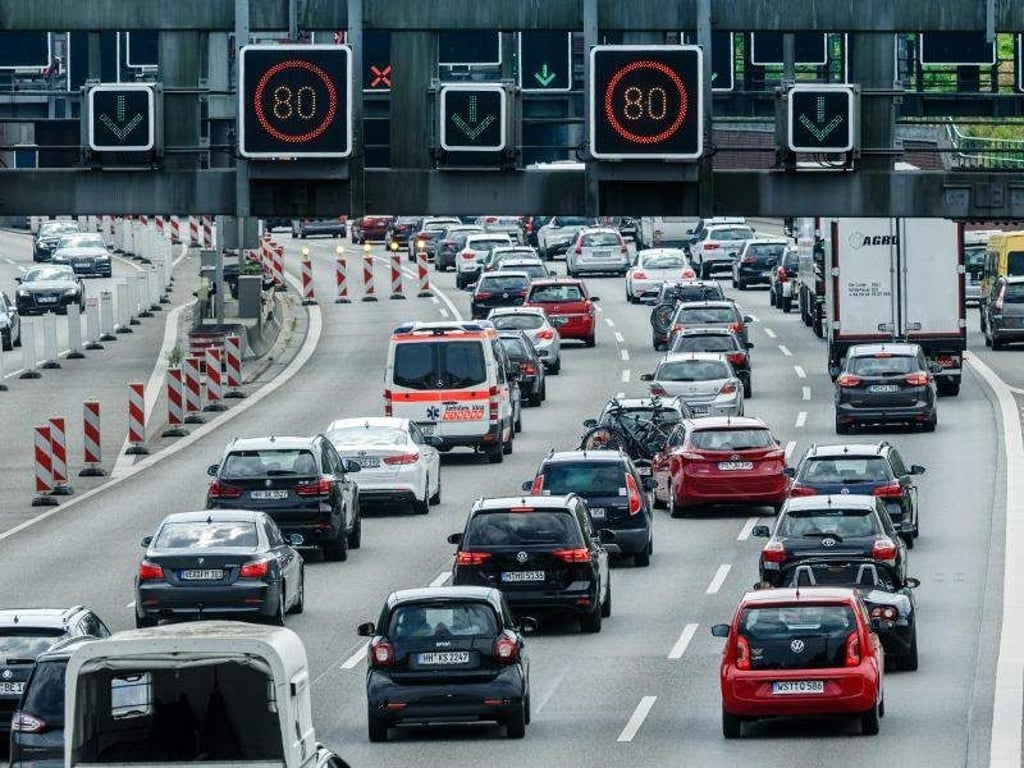 Der Ferien- und Wochenendverkehr Richtung Süden staut sich auf der Autobahn 7 vor dem Elbtunnel. Foto: Markus Scholz/dpa