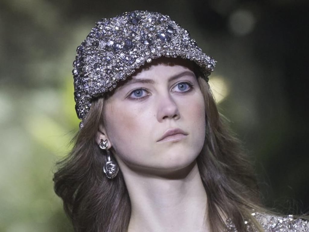 Pailletten-Käppi von Elie Saab in Paris. Foto: Etienne Laurent